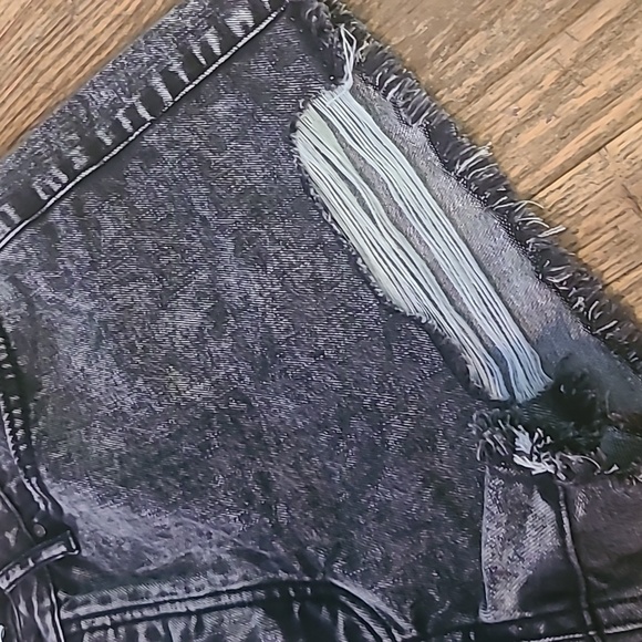 Acid wash jean shorts - Picture 3 of 6